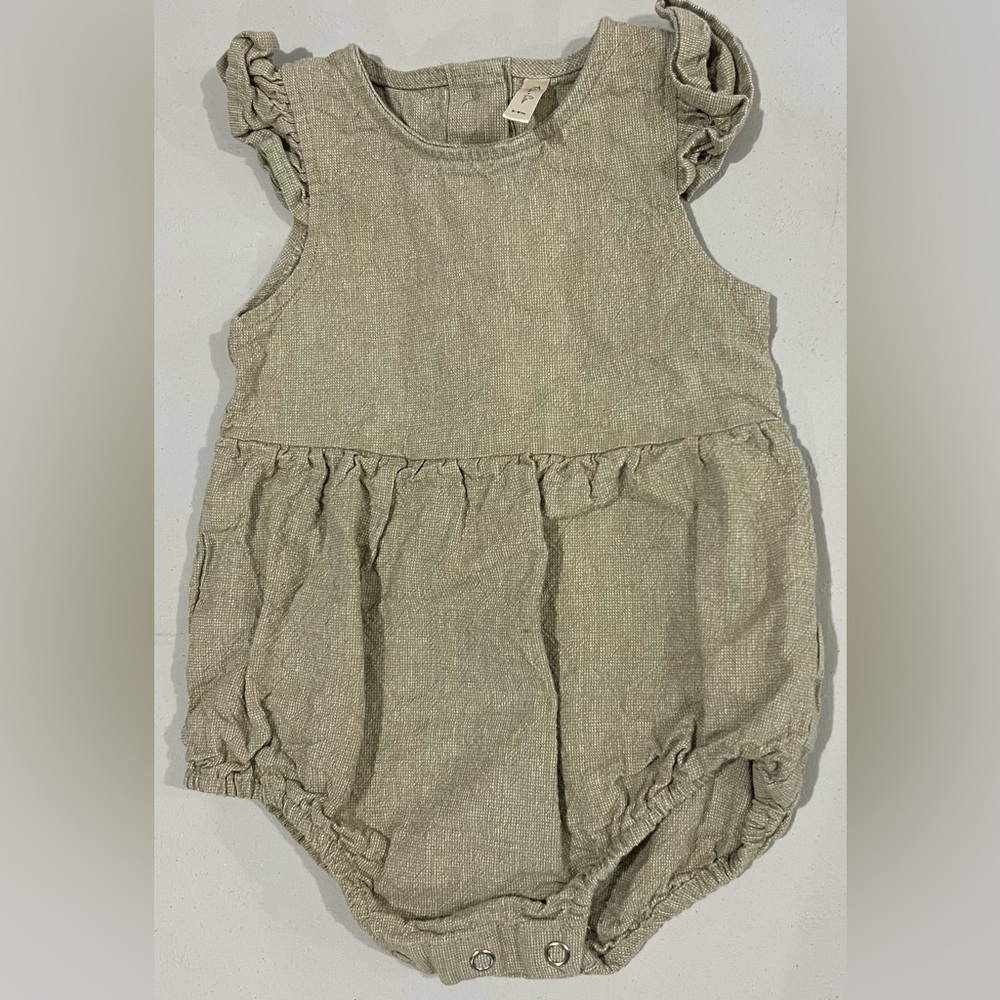 Rylee + Cru khaki ruffle Sleeveless Bodysuit 3-6m